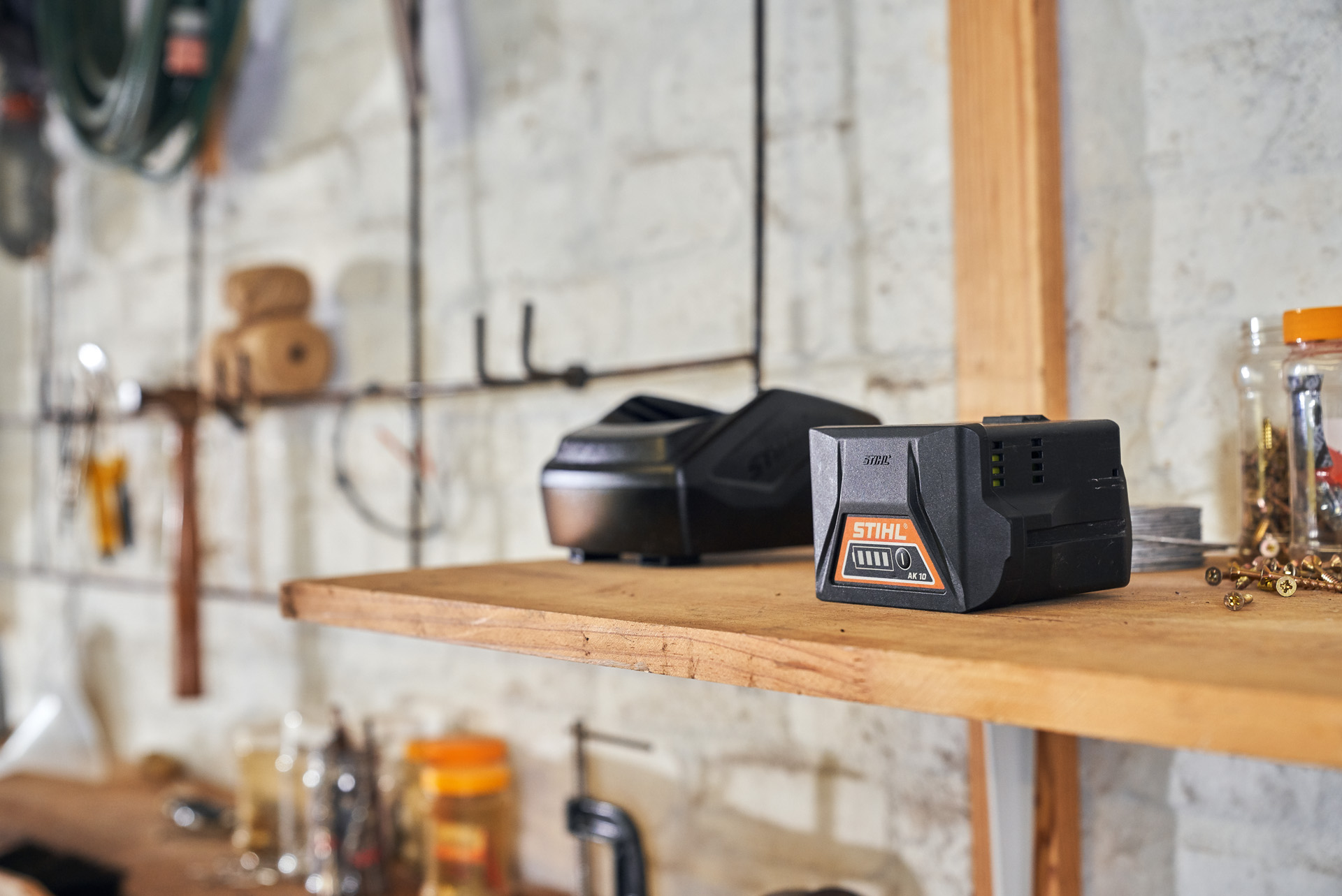 Due batterie con tecnologia STIHL appoggiate su uno scaffale all'interno di un'officina